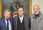 Homenaje del senador Rodrigo Borla a Luis Lamdricina y el padre Menapace