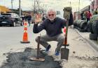 El concejal Perman repara los baches que Poletti no logra tapar