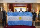 Javkin entregó a ex combatientes de Malvinas la bandera argentina que enarbolarán en la cima del Aconcagua