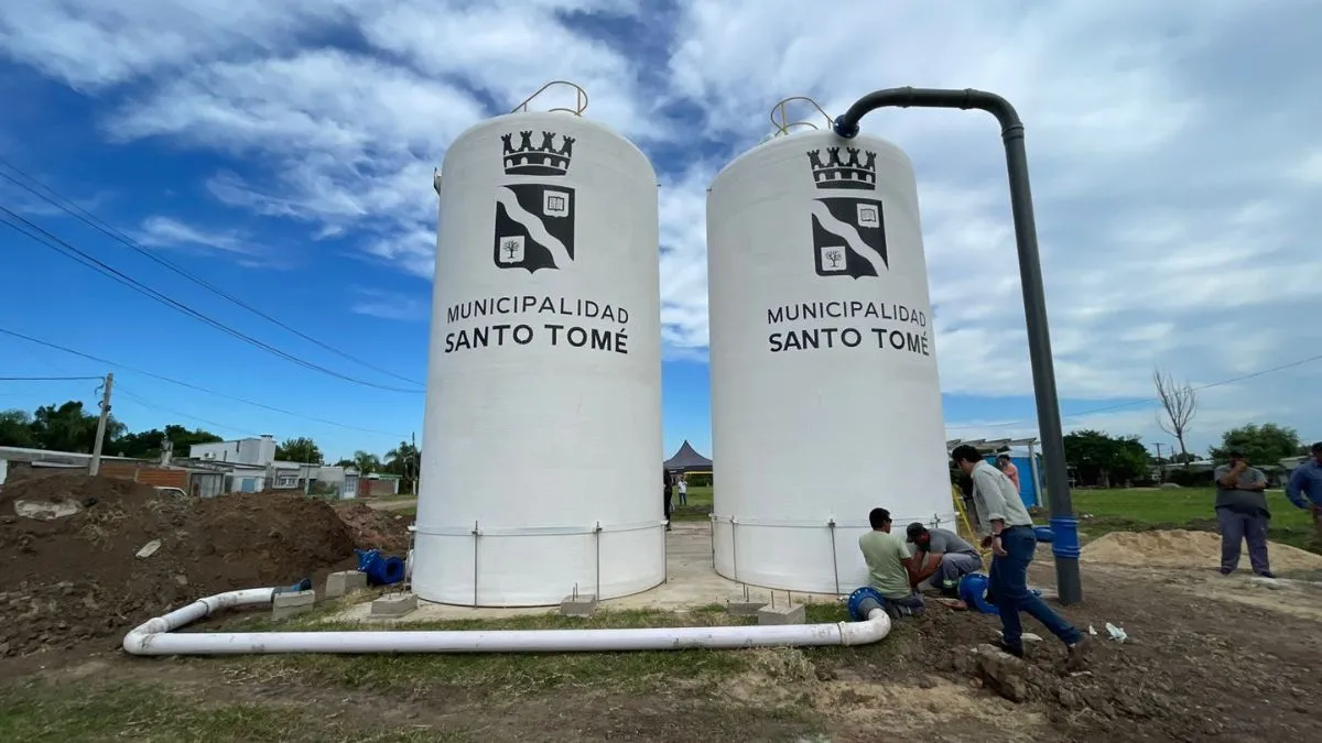 Piden investigar la entrega de bidones con agua contaminada en Santo Tomé