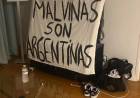 La historia de la bandera de Malvinas que terminó en manos de los jugadores argentinos