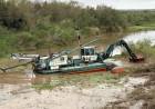Provincia y Municipalidad de Coronda limpian canales clave para reforzar los drenajes ante El Niño