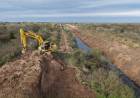 Con trabajos en el Canal Malaquías, la gestión de Pullaro comenzó la limpieza de 12 canales troncales en el centro provincial