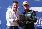 Simeone le entregó el premio por la pole position a Lando Norris en el GP de España