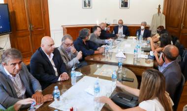 Agosto, Corach y Arena se reunieron con diputados en busca de aprobar el presupuesto.