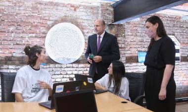 Perotti encabezó el acto de presentación de proyectos para la formación de jóvenes en oficios digitales