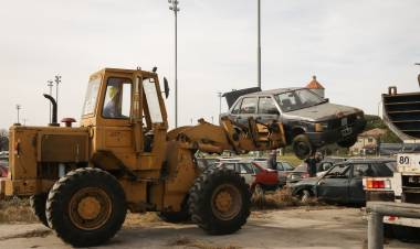 La provincia inició la compactación de cerca de 100 vehículos decomisados