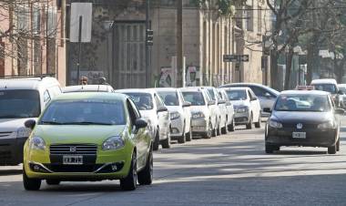 Proponen crear una app municipal para la contratación y pago de taxis y remises 