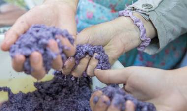 Se desarrollaron talleres de reciclaje de papel en escuelas de la UNL