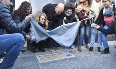 Frente a la Casa del Maestro, se inauguró la quinta Baldosa Feminista