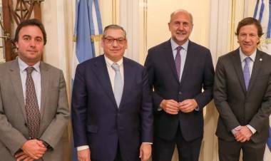Perotti mantuvo una reunión de trabajo con el embajador de Uruguay