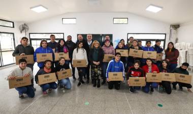 Entrega de equipos informáticos de Conecatr Igualdad en Colonia Raquel y Galisteo