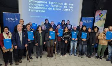 Entrega de escritruras a familias en Maria Juana y Esmeralda 