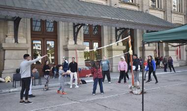 La explanada de la Estación Belgrano se llenó de baile y deportes