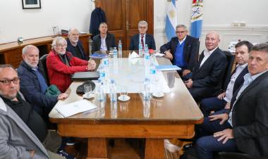 La provincia inició las negociaciones paritarias con los gremios de la administración central