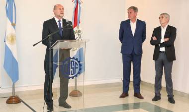 El gobernador participó de la celebración por el 99° aniversario de la Unión Industrial de Santa Fe y el Día de la Industria Nacional