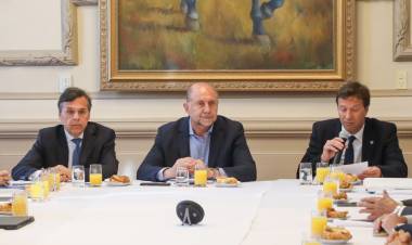 Hidrovía Paraná-Paraguay: Perotti participó de un encuentro sobre los desafíos para los puertos santafesinos