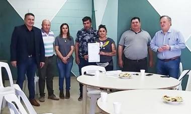 En Colonia Bossi se entregaron aportes institucionales y escrituras de lotes a familias locales