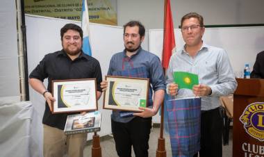 El senador Rodrigo Borla disitnguió a los ganadores del concurso de la bandera para San Justo