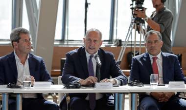 Perotti firmó un convenio con el CFI para potenciar los recursos hídricos de la provincia