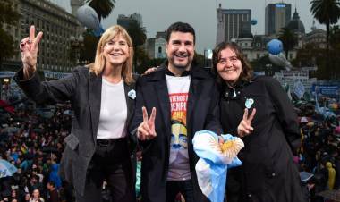 Marcos Cleri, Alejandra Obeid y Alejandra Rodenas en la plaza de Mayo
