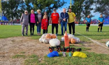 El Senador Michlig y la Intendente Dupouy entregaron elementos deportivos a CCAO y CACU