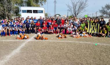 Entrega de elementos deportivos a equipos de Fútbol femenino del departamento San Cristóbal