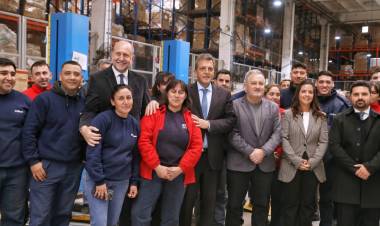 Agenda productiva: Perotti y Massa recorrieron la planta de la empresa de electrodomésticos Liliana