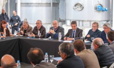 Perotti y Massa mantuvieron un encuentro con representantes del sector lechero de la provincia de Santa Fe