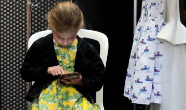 Según expertos Francia debería frenar el uso de celulares y redes en niños y adolescentes