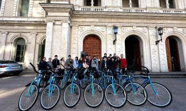 La UNL entregó bicicletas a estudiantes becados