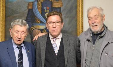 Homenaje del senador Rodrigo Borla a Luis Lamdricina y el padre Menapace