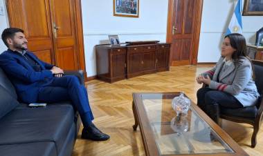 El Gobernador Maximiliano Pullaro recibió a la Pte. Comunal Dianela Michlig