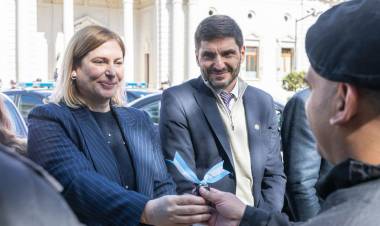 Pullaro encabezó la entrega de más patrulleros inteligentes para la Policía