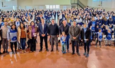 El Ministro Goity y el Senador Michlig entregaron $40 millones a escuelas del dpto. San Cristóbal