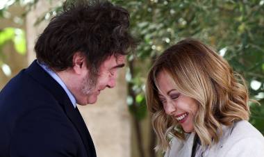 Milei en el G7: Risas con Meloni, abrazo con el Papa y distintas bilaterales