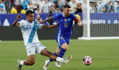 Messi rendido ante Carboni: "Es un jugador diferente"