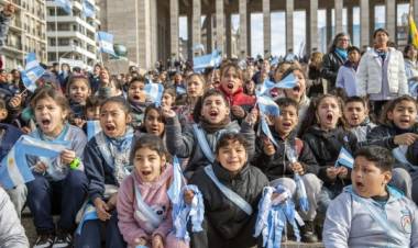 Promesa a la Bandera: miles de voces infantiles dieron el sí en el Monumento