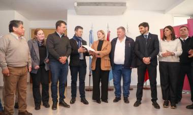 Pullaro entregó aportes y anunció un centro de entrenamiento para los bomberos en Galvez