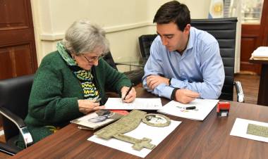 Provincia devuelve placas de bronce que habían sido sustraídas de cementerios