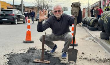 El concejal Perman repara los baches que Poletti no logra tapar