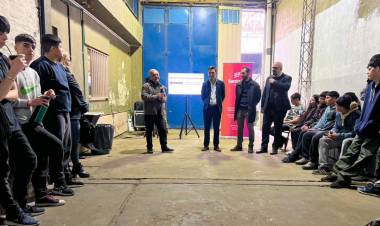 Provincia donó cuatro motos y dos autos a la Escuela Técnica Naval Nº 697 de Rosario