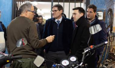 Provincia donó a la Escuela Técnica 288 de Rosario un automóvil y dos motos 