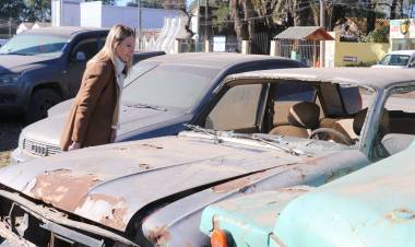 Seguridad: comenzaron a remover vehículos en desuso en las comisarías de La Capital