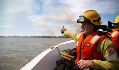 Brigadistas forestales de Santa Fe combaten focos ígneos en zona de islas entrerrianas
