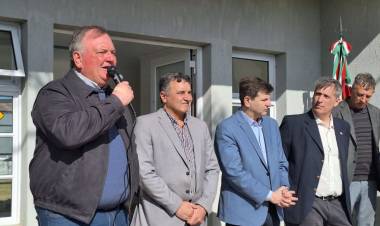 Villa Saralegui recibió una pickup 0 km, una ambulancia 4X4, un patrullero  y un Plan Incluir