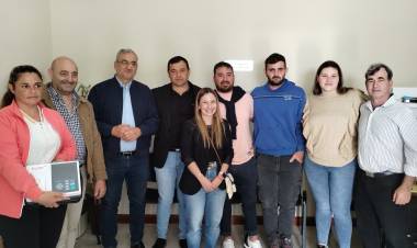 Calvo entregó un electrocardiógrafo del Samco de Saguier