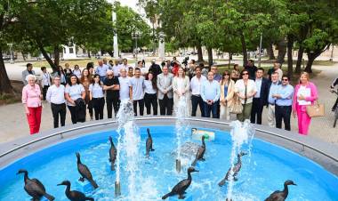 Se replicaron las emblemáticas figuras de la Fuente con Biguás de la Plaza 25 de Mayo