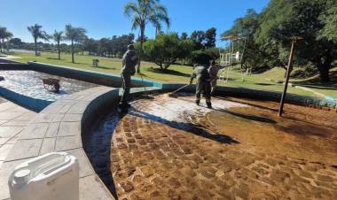 La Municipalidad realizó una limpieza en los piletones del Parque del Sur