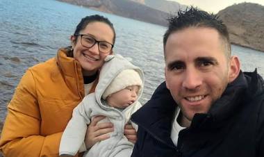 La esposa del gendarme detenido en Venezuela dijo que fue "horrible" verlo con uniforme de detenido